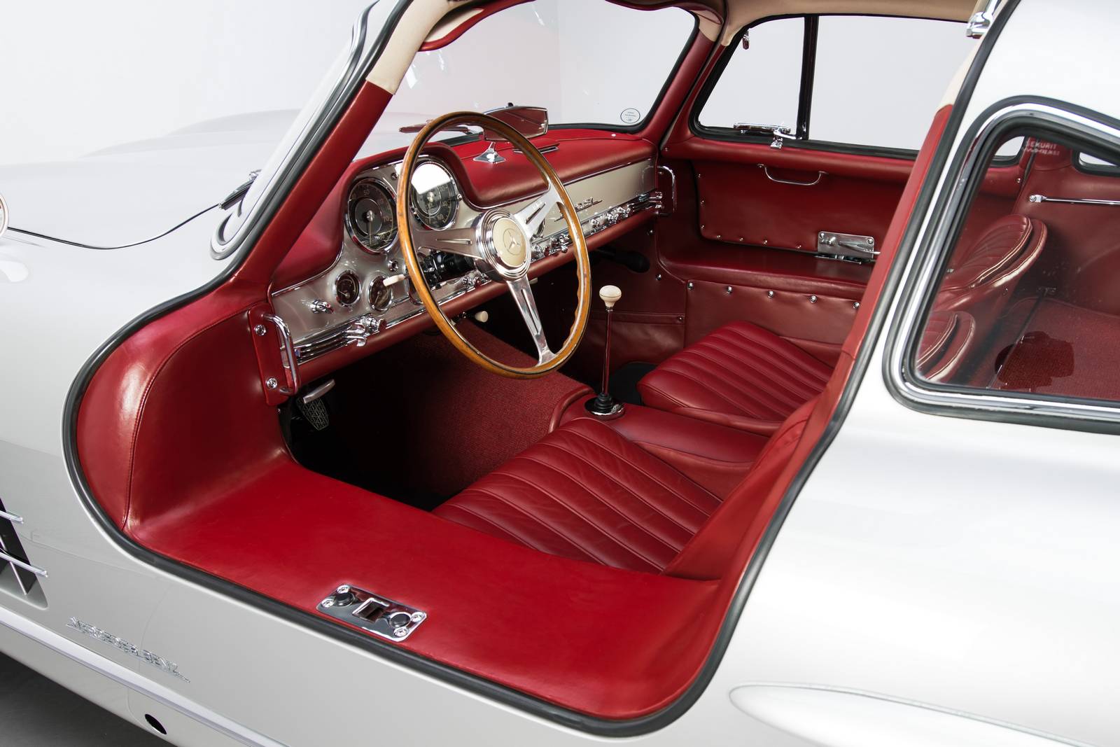 1954 Mercedes-Benz 300SL продан за ошеломляющие $1,9 млн